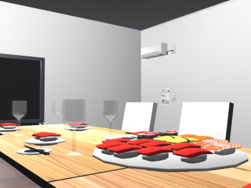 寿司をグラスとともに眺めるワールド