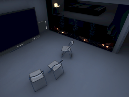 コンクリートとパイプ椅子